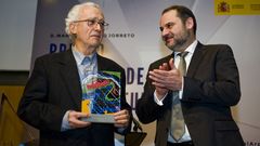 El arquitecto Gallego Jorreto, emocionado tras recoger el premio de manos del ministro Jos� Luis �balos