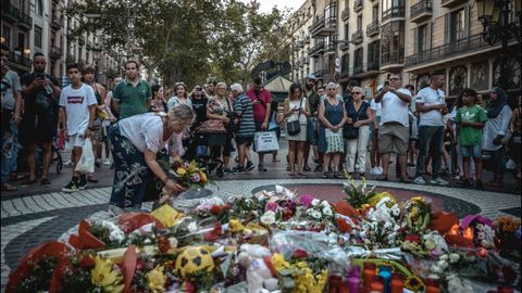 El mosaico de Joan Mir de La Rambla de Barcelona vuelve a convertirse en un improvisado altar en homenaje a las vctimas del atropello que caus catorce muertos y decenas de heridos en la calle ms emblemtica de la capital catalana.