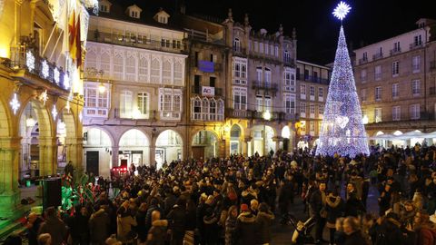 LUCES DE NAVIDAD EN OURENSE.En la ciudad, el alumbrado navideo se encendi en la vspera del puente de la Constitucin