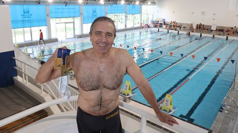 Codesido muestra las �ltimas medallas logradas en el Campeonato Gallego de verano. Para este santiagu�s de 67 a�os el objetivo, dice, �no es la competici�n, sino que disfruto much�simo entrenando�. Visita la piscina seis d�as a la semana (incluso si est� de viaje), adem�s de ir un par de d�as al gimnasio, y en los �ltimos 12 meses ya super� los 800 kil�metros a nado.