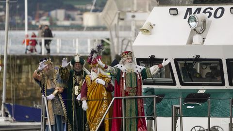 Llegada en barco de los Reyes Magos al puerto deportivo de Gijn