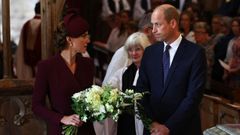Los prncipes de Gales llevan un ramo de flores en el primer aniversario de la muerte de Isabel II
