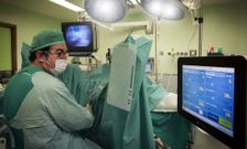 El doctor Fernando Meijide, del servicio de Urolog�a de Povisa, operando ayer a un paciente con el nuevo equipo. 