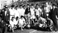 El Santos, en el que formaba un joven Pel, celebrando su triunfo sobre el Botafogo en la final del Teresa Herrera de 1959 