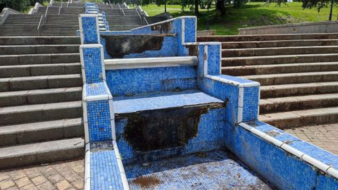 Parque del Oeste, en Oviedo, con la fuente de las escaleras parada y en avanzado estado de deterioro.
