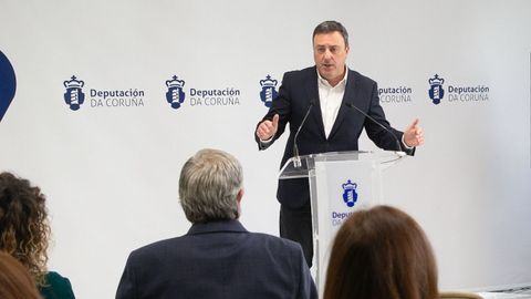 Valent�n Gonz�lez Formoso, en una rueda de prensa de la Deputaci�n que preside