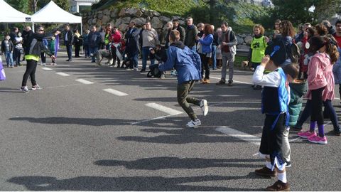 Los ni�os juegan al pa�uelo sobre la calzada del acceso a Oviedo desde la autopista Y, cerrada al tr�fico para el amarg�estu del Bulevar de Santullano.Los ni�os juegan al pa�uelo sobre la calzada del acceso a Oviedo desde la autopista Y, cerrada al tr�fico para el amarg�estu del Bulevar de Santullano