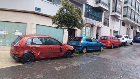 Un conductor ebrio se lleva por delante doce veh�culos aparcados en Os Mallos