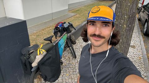 David, ayer en Portugal, con su bicicleta.