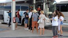 Imagen de pasajeros subierno al bus hacia Baiona en la estaci�n de Vialia.
