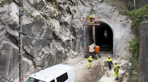 Obras en uno de los t�neles pr�ximos a la estaci�n de Santo Estevo (Pant�n), uno de los tramos de la v�a Ourense-Monforte en los que es m�s complicado trabajar