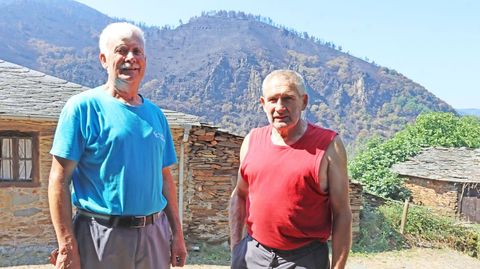 Pepe de Lzaro, a la izquierda, con Evaristo Mndez en la aldea de Froxn