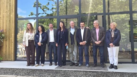 A la inauguraci�n asistieron la socia de la Casa Grande Cristina Fern�ndez-Armesto; la delegada territorial de la Xunta, Bel�n do Campo; el director gerente, Guillermo Mart�nez; la conselleira Mar�a Jos� G�mez; el arquitecto David Chipperfield; el alcalde de Mes�a, Mariano Iglesias; el fundador Juan Fern�ndez-Armesto y la directora territorial de Medio Rural, Nieves Mancebo.