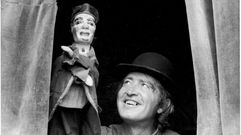 Jos� Luis Gonz�lez en el Teatro de Gui�ol de los Campos El�seos.