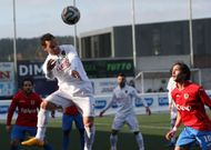 El boirista A��n despeja una pelota de cabeza ante la mirada de Roberto Pi�eiro. 