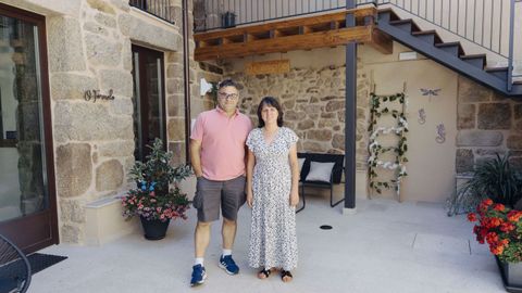 La pareja de emprendedores en el patio interior de los dos apartamentos