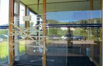 Cintas aislantes sujetan una puerta del ambulatorio.