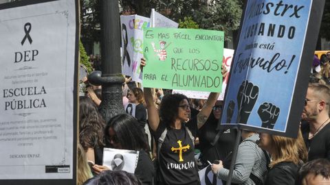 Manifestacin de docentes convocada este martes en la Plaza de Espaa de Oviedo, donde se ubica la Consejera de Educacin, durante la jornada de huelga en la educacin pblica asturiana