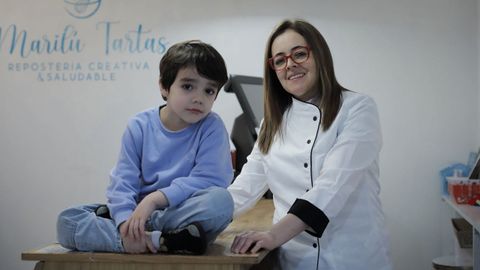 Mirtha, paraguaya emigrada a Galicia, con su hijo Nico, nacido en Arteixo