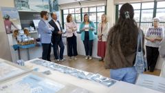 A conselleira �ngeles V�zquez, acompa�ada do director de Turismo de Galicia, Xos� Merelles, o delegado da Xunta en Pontevedra, Pablo Fern�ndez, e a concelleira Roc�o Coch�n, na presentaci�n en Combarro da campa�a de promoci�n do Cami�o do Litoral
