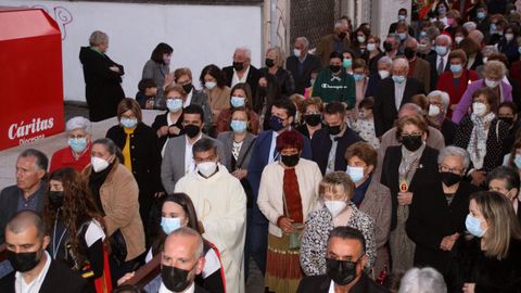 La Irmandade do Cristo da Misericordia sac en procesin las imgenes del Ecce Homo y las vrgenes de la Amargura y la Soledad tras la celebracin de la misa.