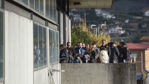 Aficionados del Racing accediendo al estadio.