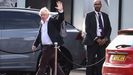 El ex primer ministro Boris Johnson saluda a su llegada al aeropuerto de Gatwick