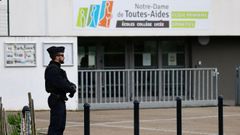 Un polic�a franc�s junto al instituto Notre Dame-Toutes-Aides de Nantes, donde un alumno ha asesinado a una compa�era.