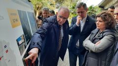 El delegado del Gobierno en Galicia, Jose Mi�ones (en el centro), atendiendo las explicaciones sobre el mapa del nuevo enlace de la AP-9 y la N-651 a su paso por Mi�o.