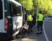 La Guardia Civil retira la bicicleta del ciclista accidentado.