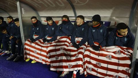 El banquillo del Athletic Club protegi�ndose del fr�o y la lluvia