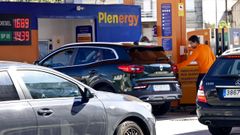 Usuarios repostando en una gasolinera de Vigo tras la entrada en vigor de las rebajas fiscales a los combustibles.