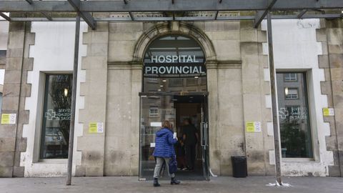 Entrada del Hospital Provincial, uno de los dos centros que conforman el Complexo Hospitalario Universitario de Pontevedra