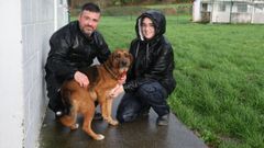 Dos miembros de la asociaci&oacute;n con Yeti, una perra que espera una operaci&oacute;n.