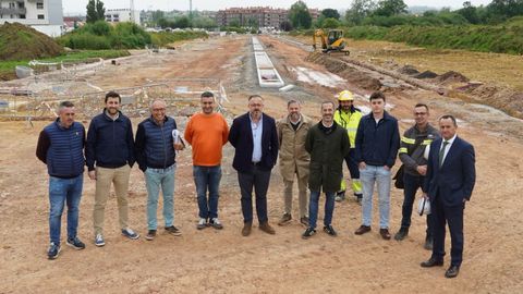 Representantes municipales, de la empresa constructora del bulevar y del Grupo Casado, durante la visita a las obras de la cuarta fase del bulevar de Lugones