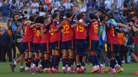 Los jugadores de la selecci�n espa�ola, celebrando unidos el campeonato del mundo.