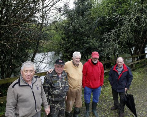 Los pescadores trabajaron ayer en las orillas del Umia a pesar de las intensas lluvias. 