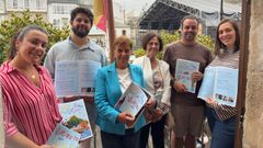 Mari Carmen Chipe, tercera por la izquierda, posa con la alcaldesa de Viveiro, Mari�a Gueimunde; la concejala de Cultura, Saray Ventura; e integrantes de la comisi�n de fiestas de San Roque