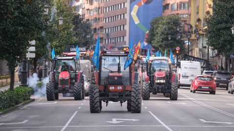 As� fue la tractorada en Oviedo convocada por URA, USAGA, COAG y ASAJA contra el acuerdo de libre comercio entre la Uni�n Europea y los pa�ses del Mercosur