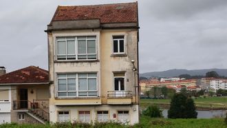 La casa okupa de Xuvia, ubicada en la ribera de Neda, donde llegaron a instalar un sistema de alarmas antirrobo.
