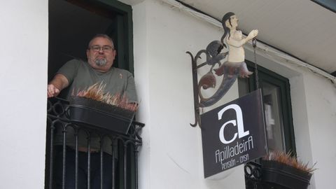 Xulio Tenreiro, en el balconcillo de una de las cuatro habitaicones de la pensin Casa Apilladeira, que abri en 2017