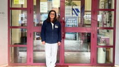 La doctora Susana Santos, en la puerta del centro de salud de Carral, que dirige y en el que pasa consulta desde hace tres a&ntilde;os. 
