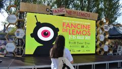 Montaxe dunha pantalla ao aire libre para a edici�n do Fancine de Lemos do 2021