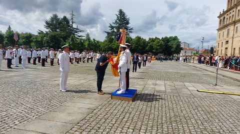 La bandera fue instalada en el centro de la plaza de la Compaa