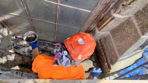 Las juntas de la piezas de la c�pula est�n siendo repasadas con mortero antis�smico