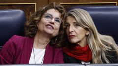 Las ministras de Hacienda y Trabajo, Mara Jess Montero y Yolanda Daz, conversan en un pleno del Congreso