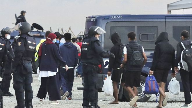 Desalojo de migrantes en la antigua f�brica de Guano a primera hora de este domingo