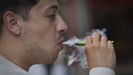 Un joven exhala en una calle de Arousa el humo producido por un dispositivo para vapear