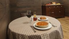 En el centro de las mesas de Casa Luis no puede faltar el picante casero y la sal para que los comensales que lo deseen eleven el sabor de los callos.