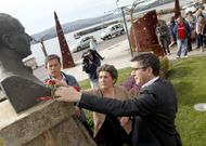 Besteiro, Figueira y L�pez depositaron rosas en los bustos de los escritores en el paseo de A Ribeira. 